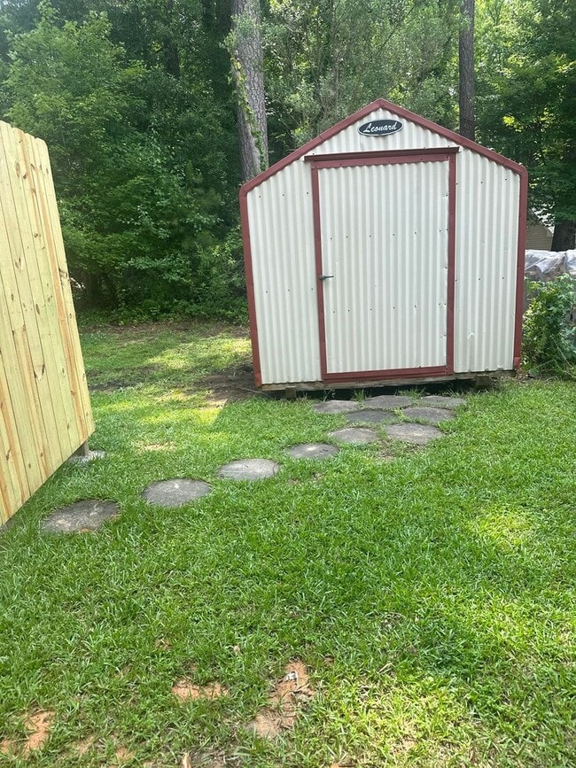 Building Photo - Welcome to this spacious 4-bedroom, 2.5-ba...