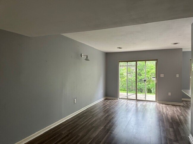 Building Photo - Welcome to this charming 3-bedroom, 2.5-ba...