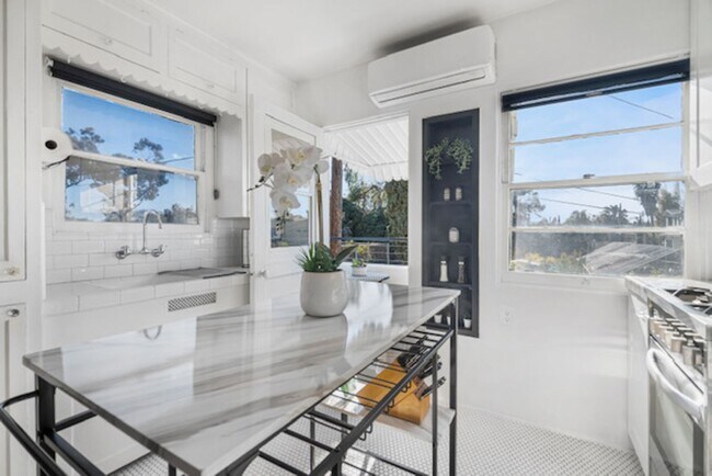 Foto del edificio - Beautiful 1B/1BA Upstairs Furnished Apt in...
