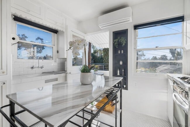 Building Photo - Beautiful 1B/1BA Upstairs Furnished Apt in...
