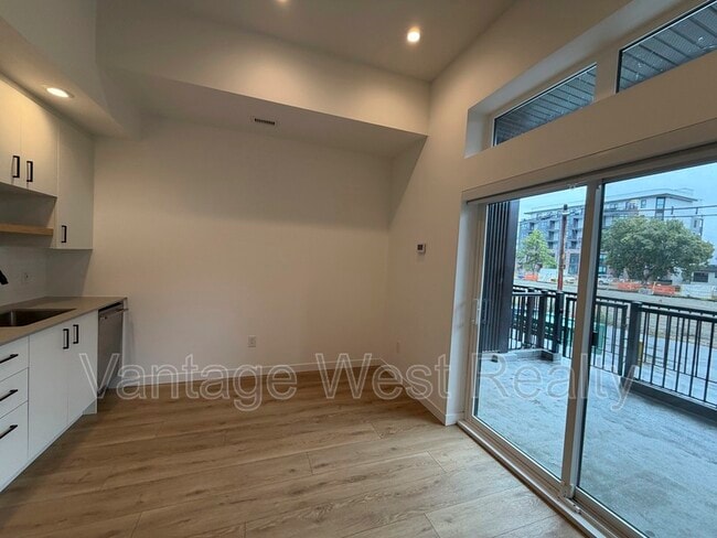Building Photo - 660-660 Cawston Ave