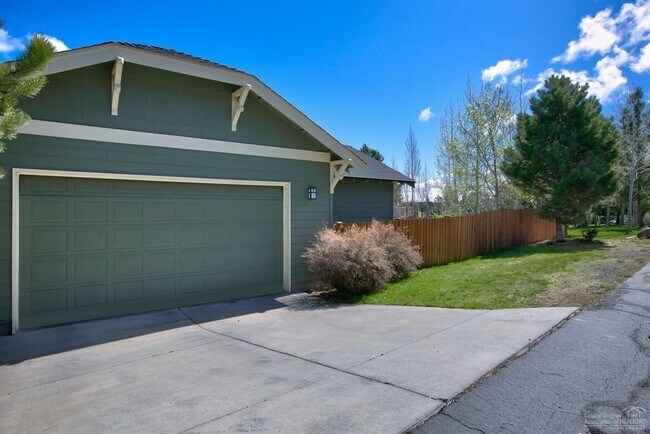 Foto del edificio - 3027 NW Merchant Way