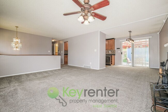 Foto del edificio - Des Moines 3 Bed Gem with Hot Tub and Spacious Layout