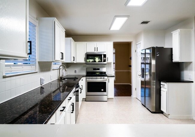 Building Photo - 5018 Cleves St