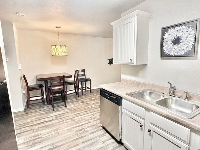 Building Photo - Quiet, Well-Maintained 2Bed/2.5Bath Home – Prime Fayetteville Location!