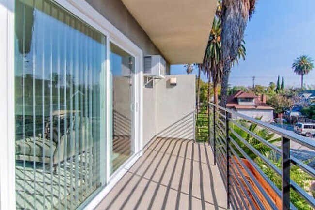 Foto del edificio - 570 N Los Robles Ave