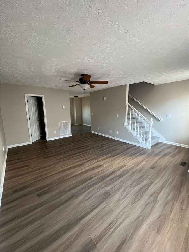 Building Photo - Spacious 2-Bedroom Townhouse with Garage