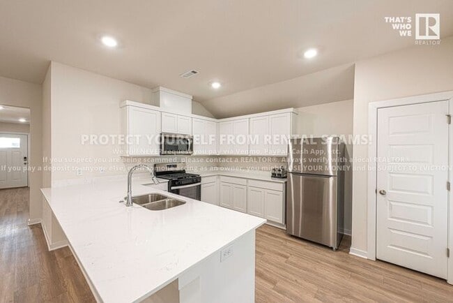 Building Photo - 3801 Pinecrest St