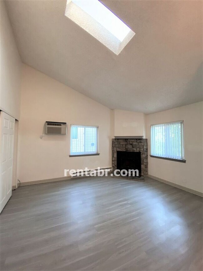Foto del edificio - Remodeled & Modern Two Bedroom-Vaulted Cei...