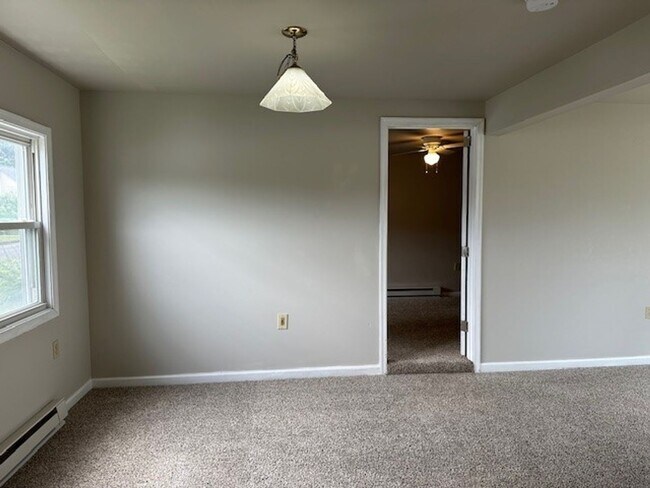 Foto del edificio - Welcome to this single family home with 2-...