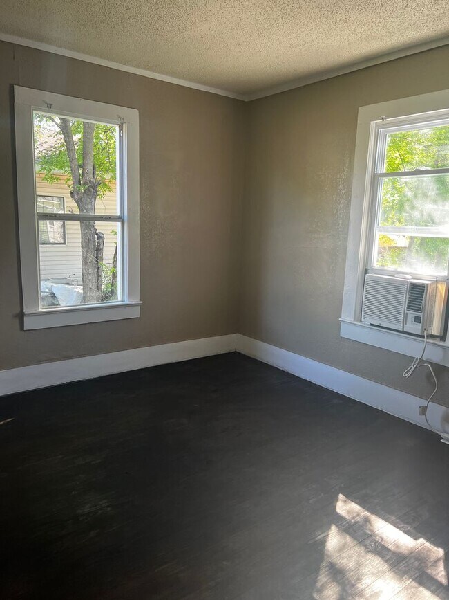 Building Photo - 2 Bedroom 1 Bath house