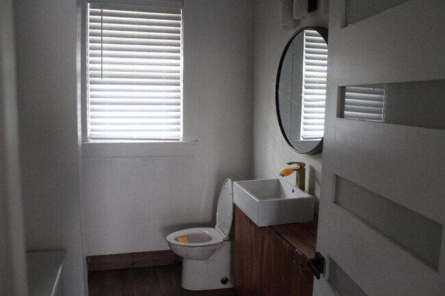 Building Photo - RENOVATED 3 Bedroom 1 bathroom home in Glenview!