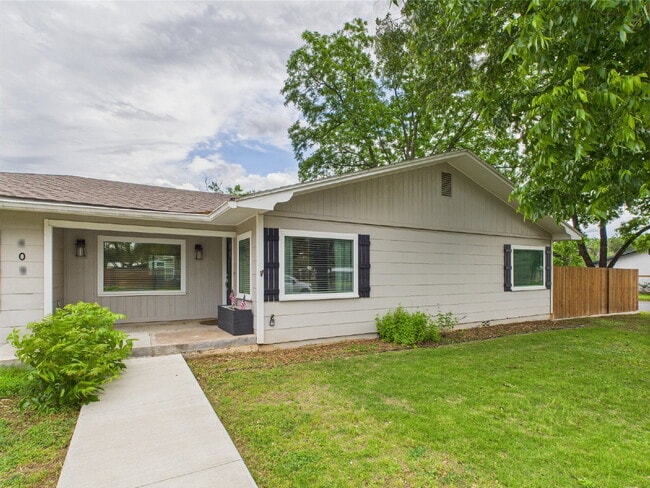 Building Photo - "Charming 3-Bedroom Retreat with 2 Full Ba...