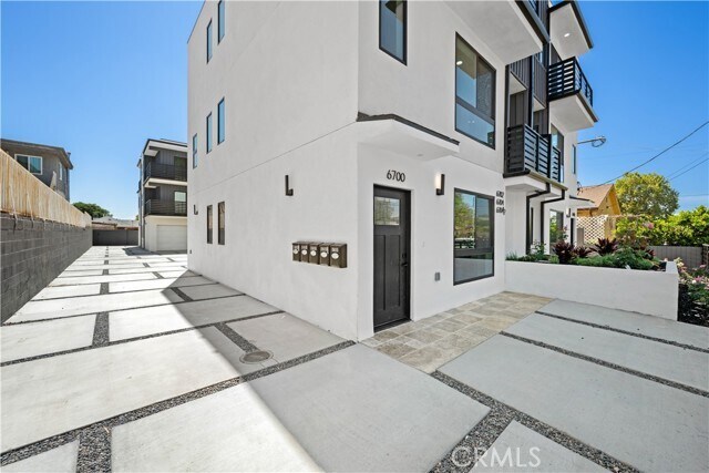 Foto del edificio - 6704 Kester Ave