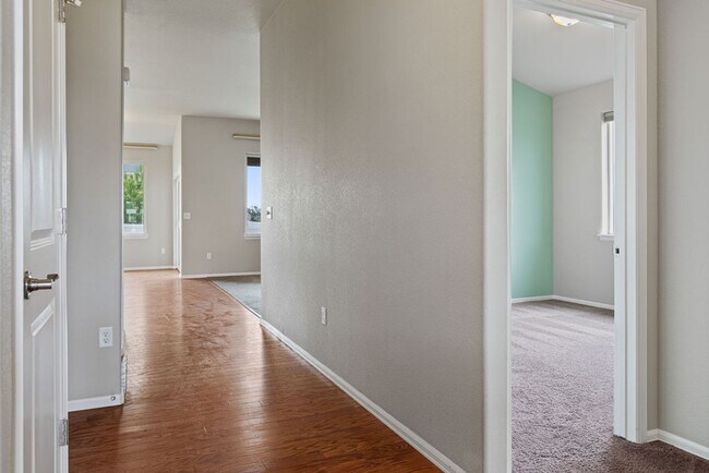 Building Photo - Spacious 5-Bedroom Ranch in East Windsor w...