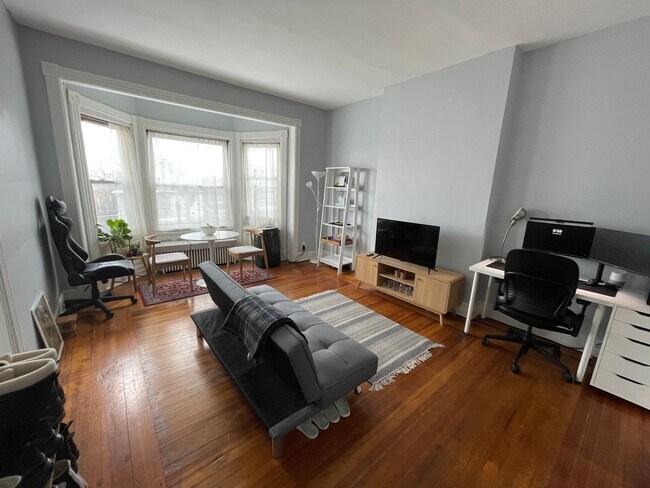 Foto del edificio - Bright & Spacious 1-Bedroom Apartment Perfect for Students | Heat & Hot Water Included | Near Cen...