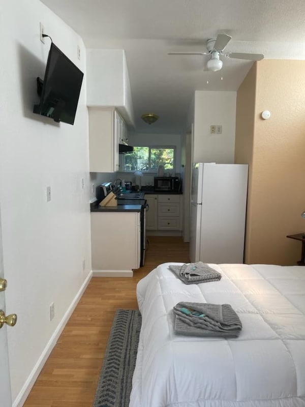 Building Photo - 3345 Lakeshore Blvd