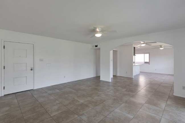 Building Photo - 8513 E Rancho Vista Dr