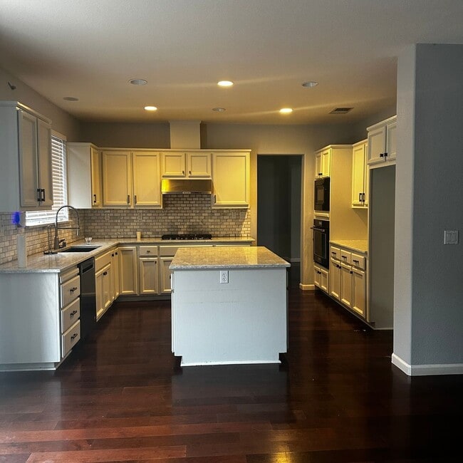 Building Photo - House For Rent!