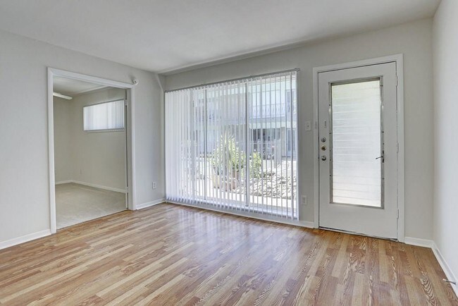 Building Photo - 3703 Roseland St
