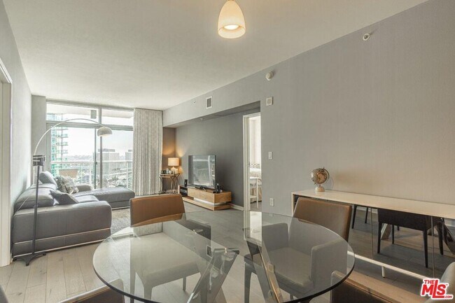 Building Photo - 13700 Marina Pointe Dr