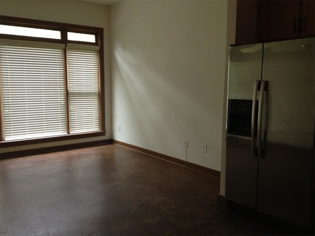 Building Photo - 250 Martha Dr