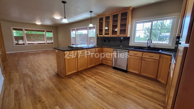 Building Photo - Spacious 4 BD | 3 BA Home OR Office - Mult...