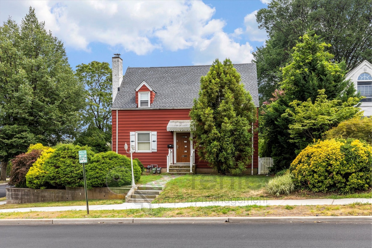 Primary Photo - Bright 2BR/1BA Apartment with Private Entr...