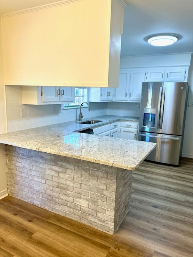 Foto del edificio - Corner lot in Huntleigh Woods