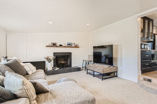 Building Photo - 5100 Umatilla St