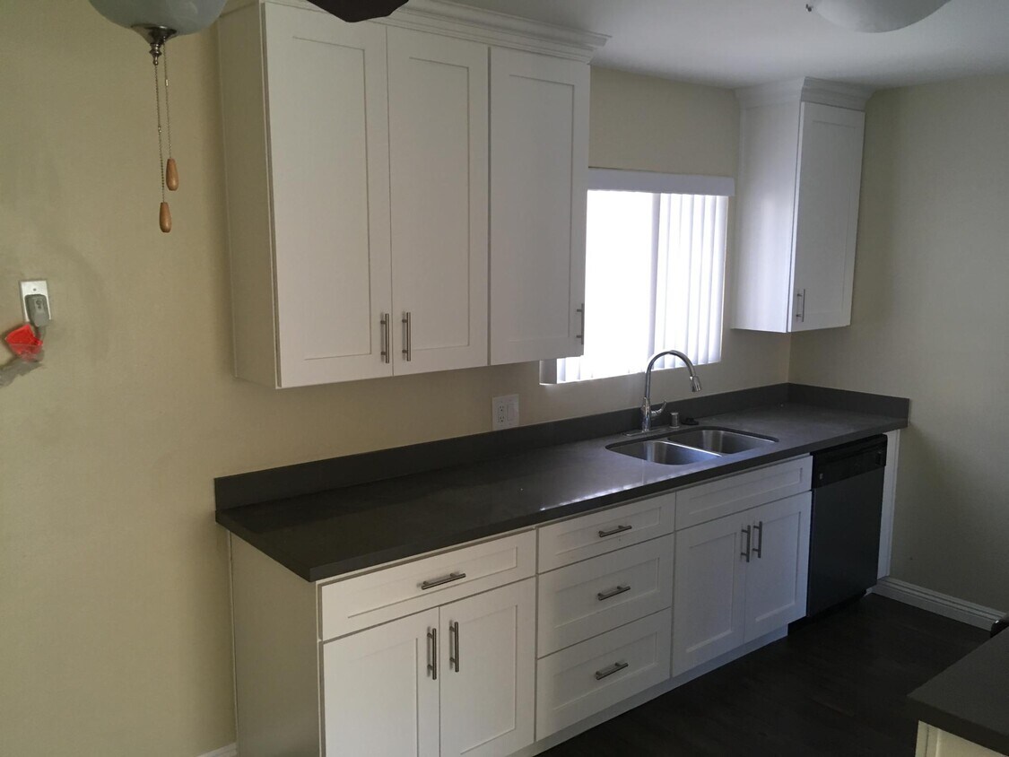 Foto principal - 6935 Woodman Ave
