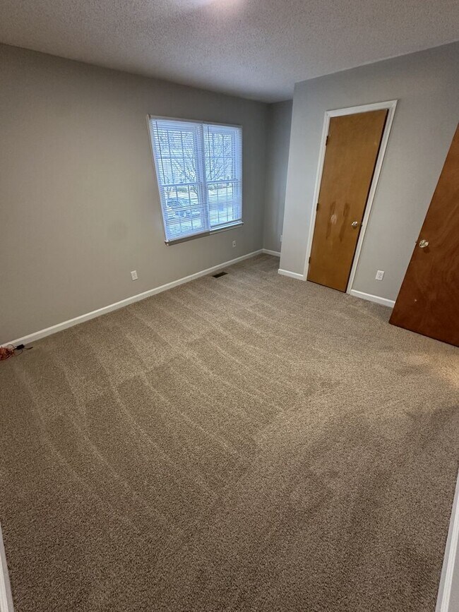 Building Photo - 2 Bedroom 1.5 Bathroom Townhome