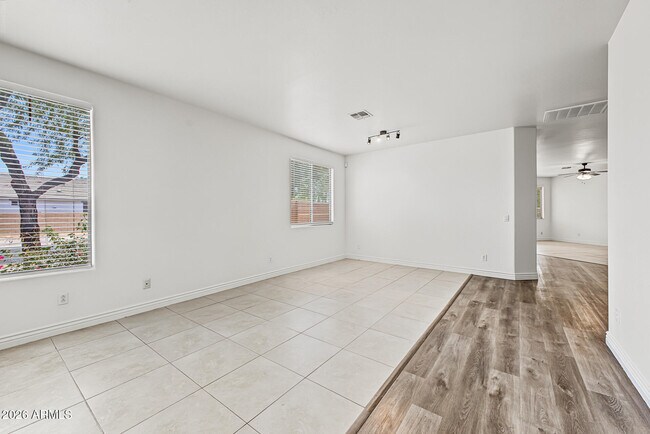 Foto del edificio - 15395 W Jackson St