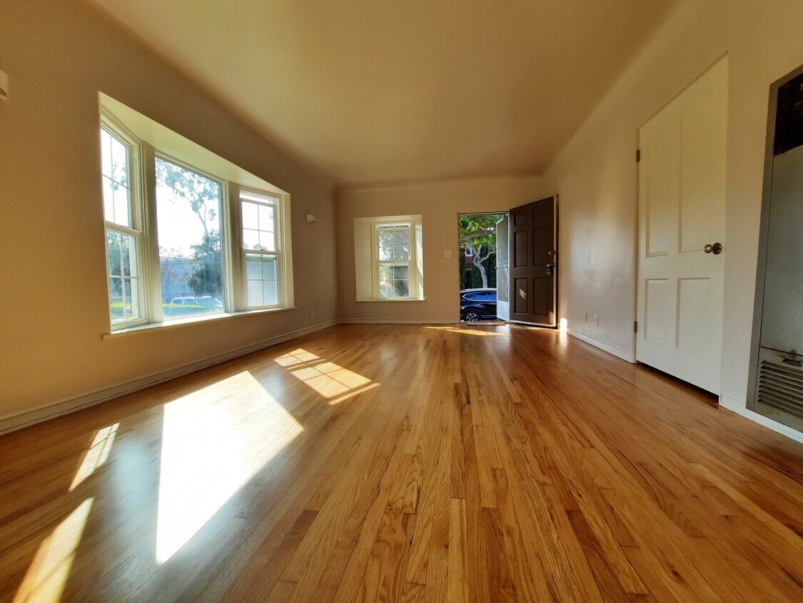 Primary Photo - 2401 28th St