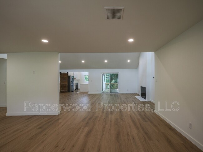 Foto del edificio - 215 Harrell Dr