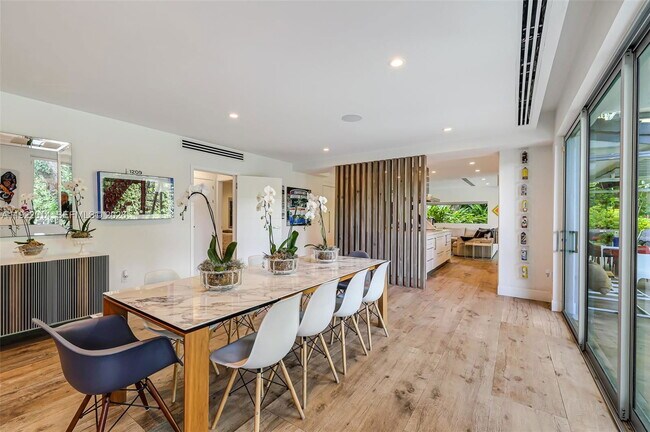 Foto del edificio - 79 Shore Dr W