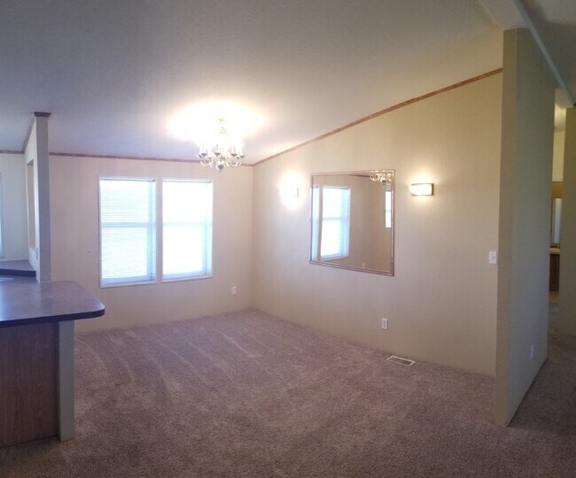 Building Photo - 3 bed, 2 bath home in Hibbard