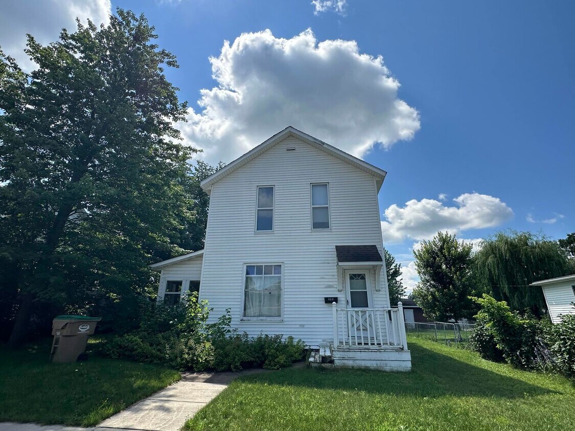 Primary Photo - $1295| 4BD 2BA| 333 W Elm | Available 09/0...