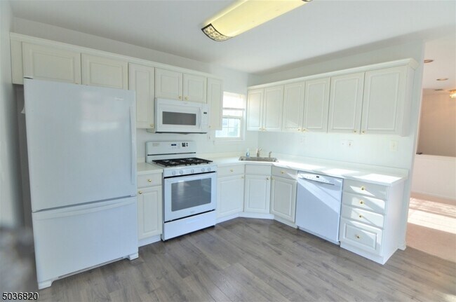 Building Photo - 343 Wren Ln