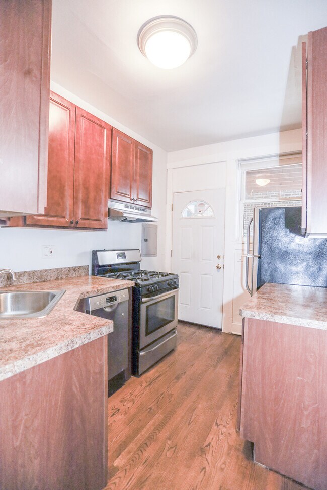 Building Photo - 2465 N Clark St