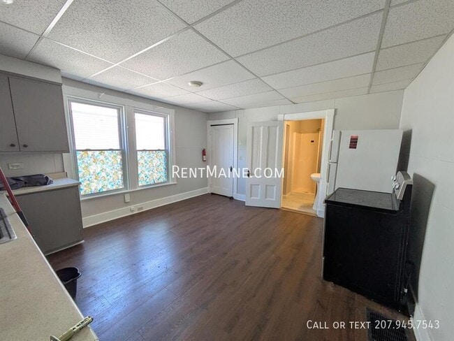Building Photo - 204 Maple St