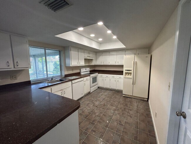 Foto del edificio - Freshly painted interior and new carpet in living room spacious home off Country Club Blvd