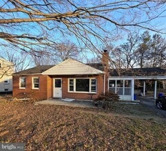 Building Photo - 926 Green Ln