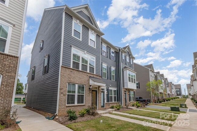 Foto del edificio - 6122 Cleburne Ct