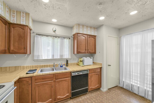 Foto del edificio - 16323 Summer Dawn Ln