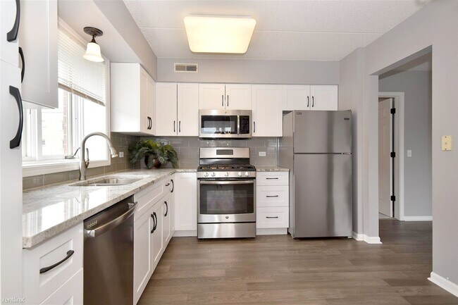 Building Photo - 3 br, 2 bath Condo - 6461 W Warner Ave Apt...