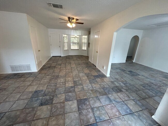 Foto del edificio - **APPLICATION RECEIVED** *MOVE IN SPECIAL* Tucked Away on a Cul-de-Sac | 3-Bedroom San Antonio Home!