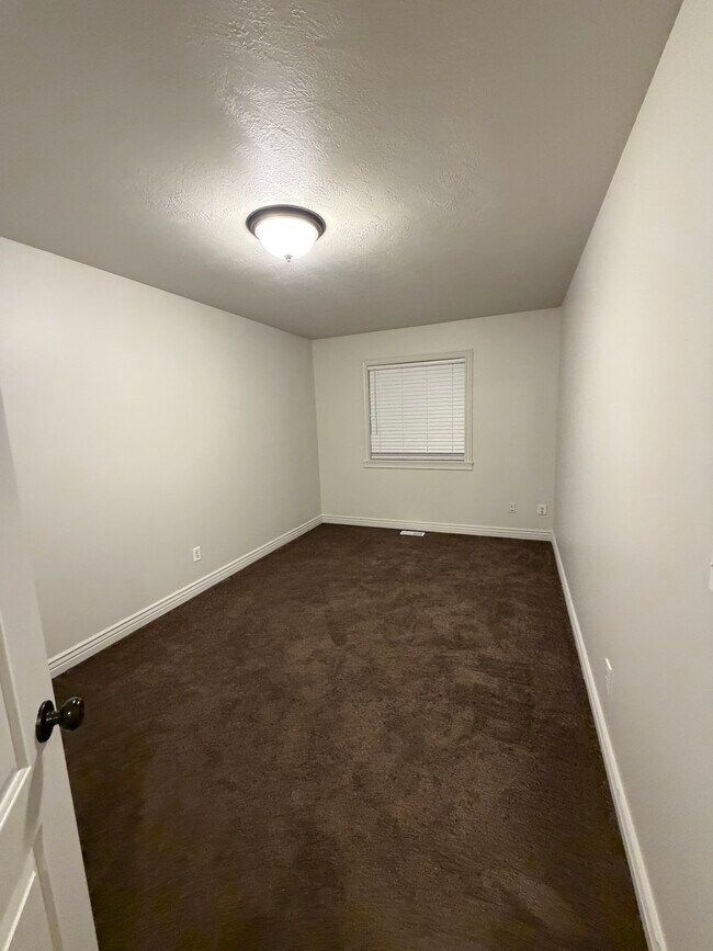 Foto del edificio - 565 Pioneer Rd