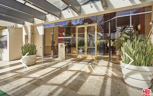 Building Photo - 121 S Hope St