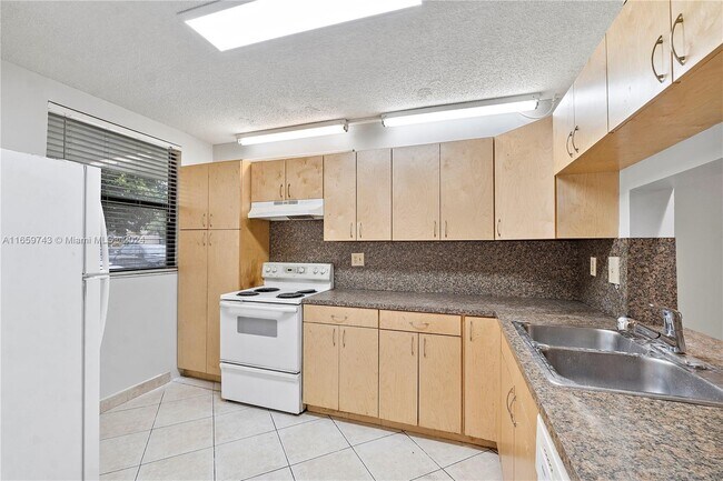 Foto del edificio - 8441 Forest Hills Dr